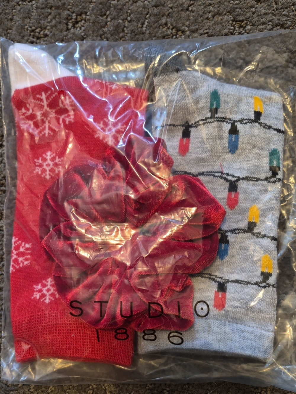Studio Festive socks and scrunchie - Red & Light Gray